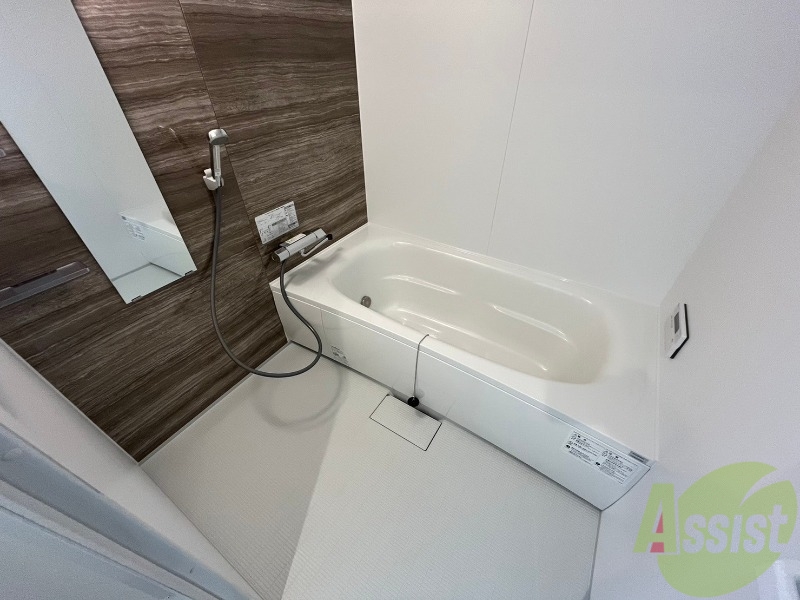 バス・シャワールーム　お風呂です。広々したバスでゆっくりくつろげます。