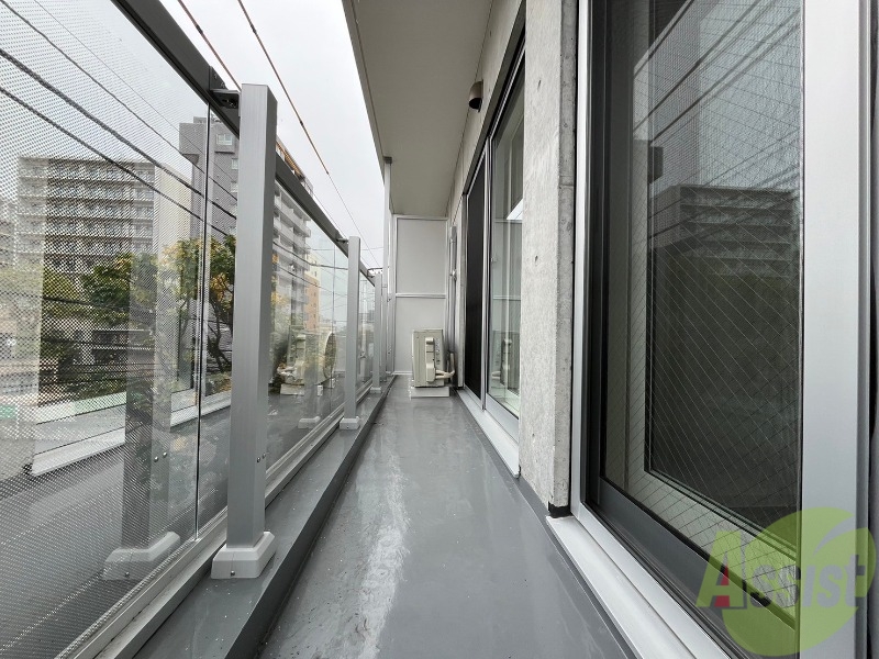 バルコニー　バルコニーです。洗濯物を干すもよし、一息つくもよしですね。