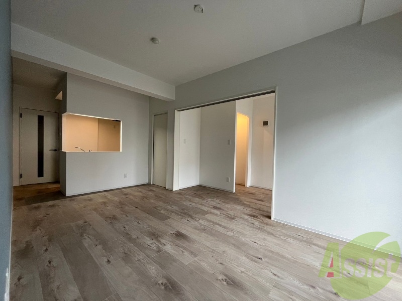 居室・リビング　日当たりが良くて心地よく過ごせそうなお部屋です。