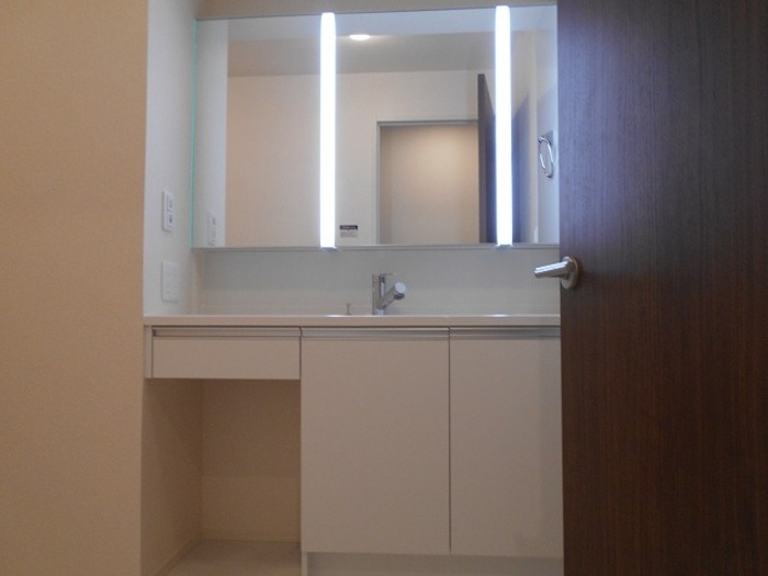 洗面設備　明るい洗面所です
