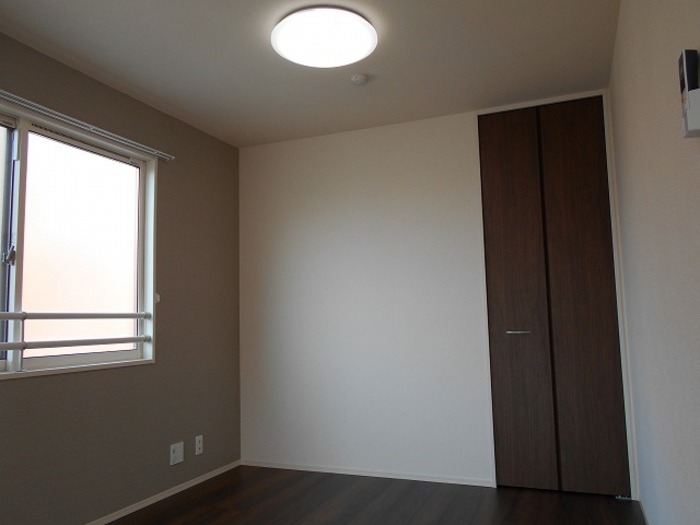 その他部屋・スペース　広くて明るい寝室