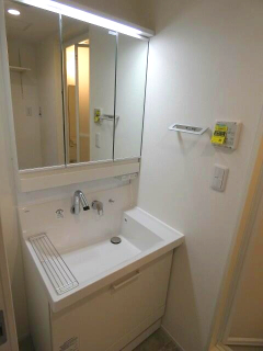 洗面設備　朝の支度にも助かる、独立の洗髪洗面化粧台