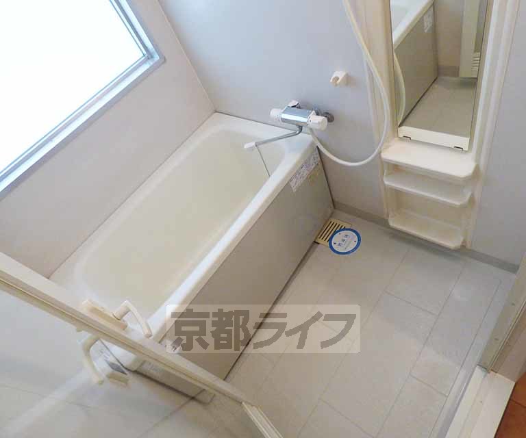 バス・シャワールーム　清潔感のあるお風呂です。