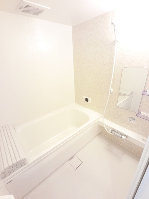 バス・シャワールーム　大きい浴槽なので、お風呂好きにはピッタリです。