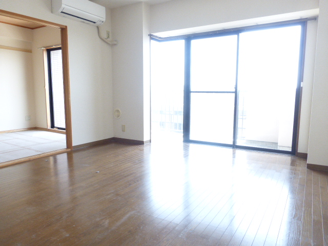 居室・リビング　ワイド設計リビング13.5帖　明るい室内