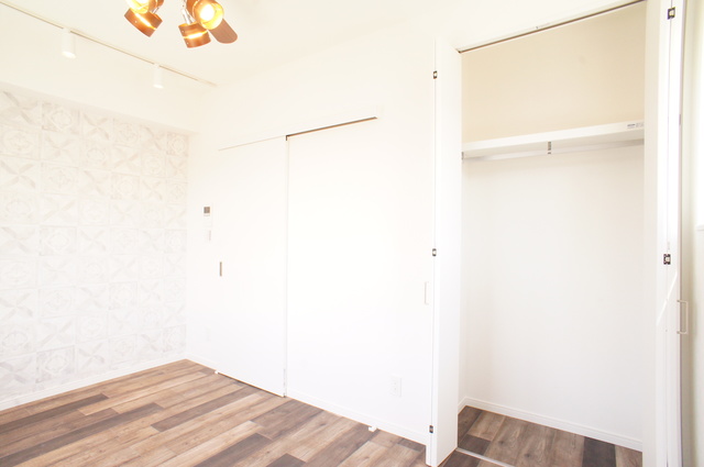 居室・リビング　室内は木の温もりが優しいフローリングです♪