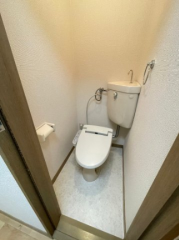 トイレ　退去前につき別のお部屋の写真です