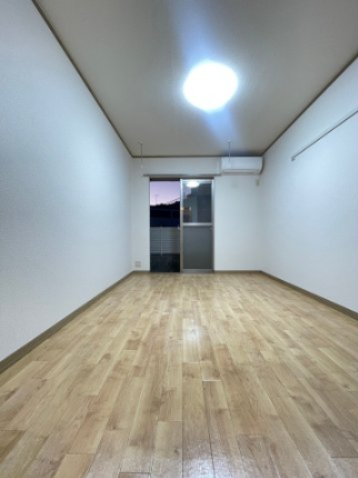 居室・リビング　退去前につき別のお部屋の写真です