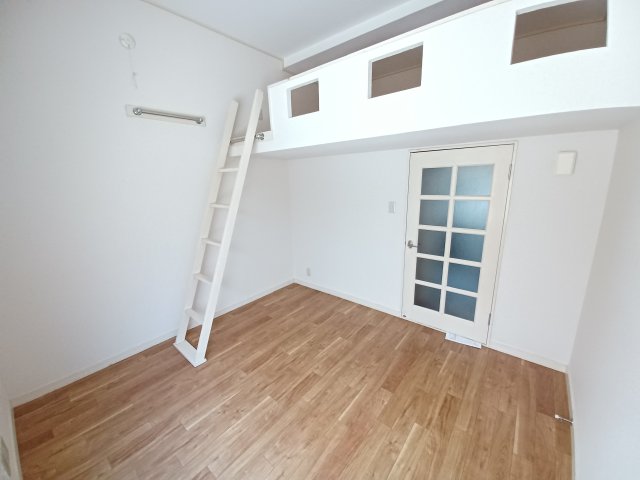 居室・リビング　落ち着いた色調の洋室です