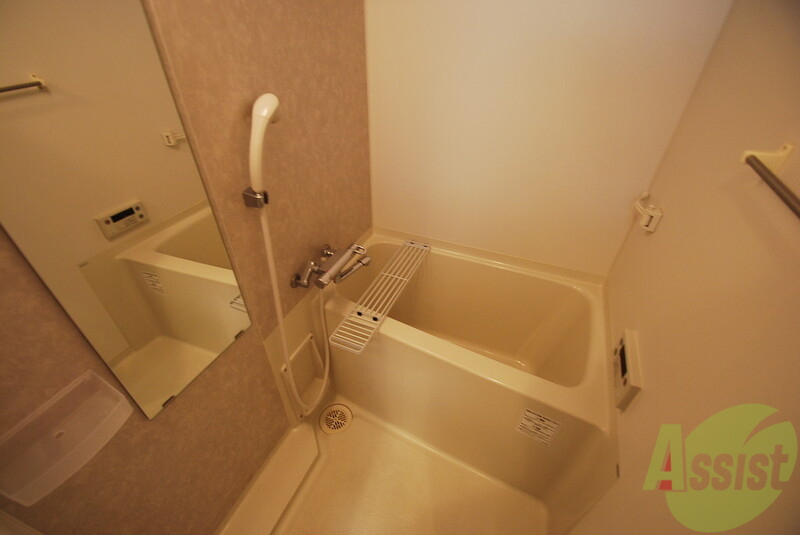 バス・シャワールーム　大きめの浴槽で一日の疲れを癒やしてください。