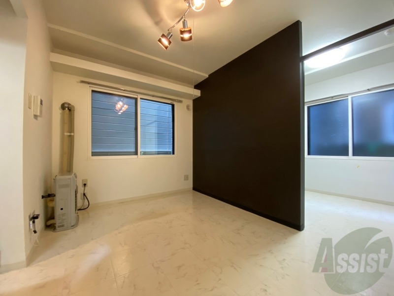 居室・リビング　フローリングや壁の色がお洒落な印象のリビングです。