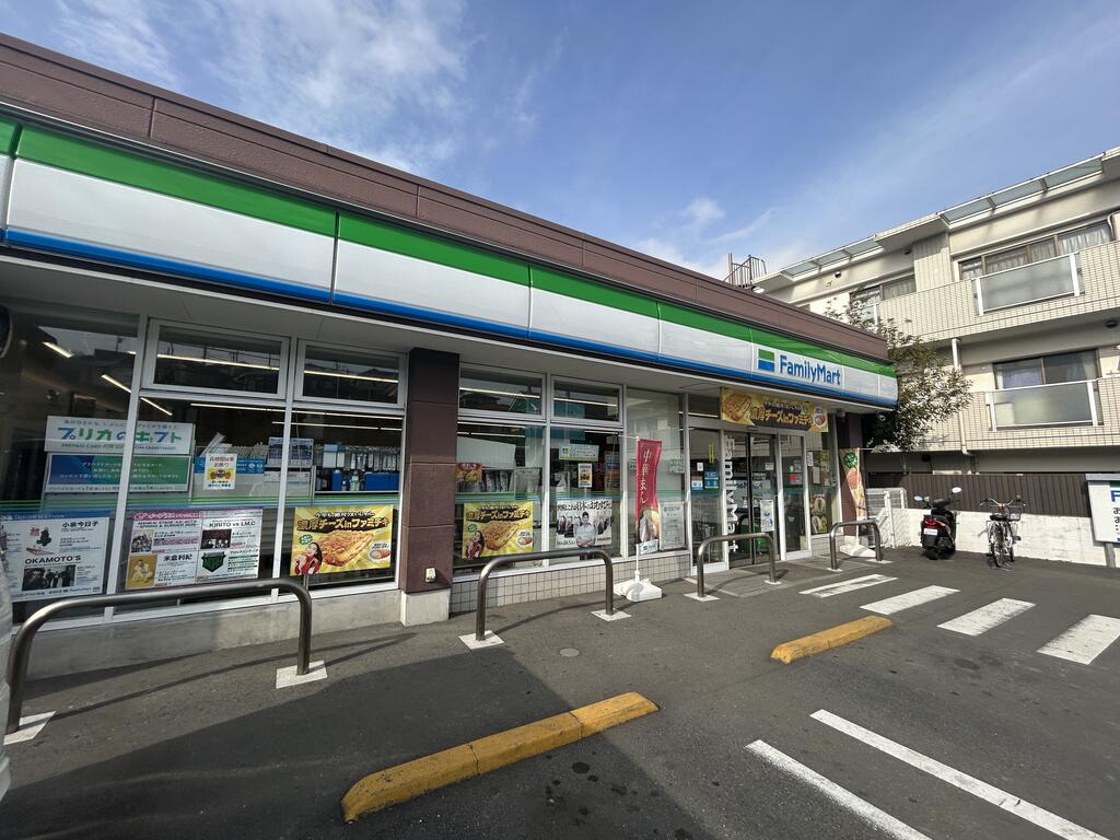 コンビニ　ファミリーマート六ッ川二丁目店（コンビニ）まで433m