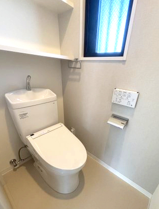 トイレ　落ち着いた色調のトイレです