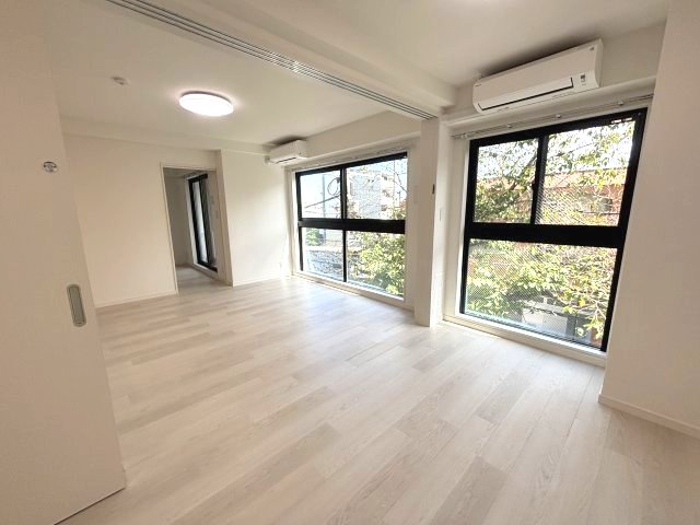 居室・リビング　春になると目の前に満開の桜が見られます。