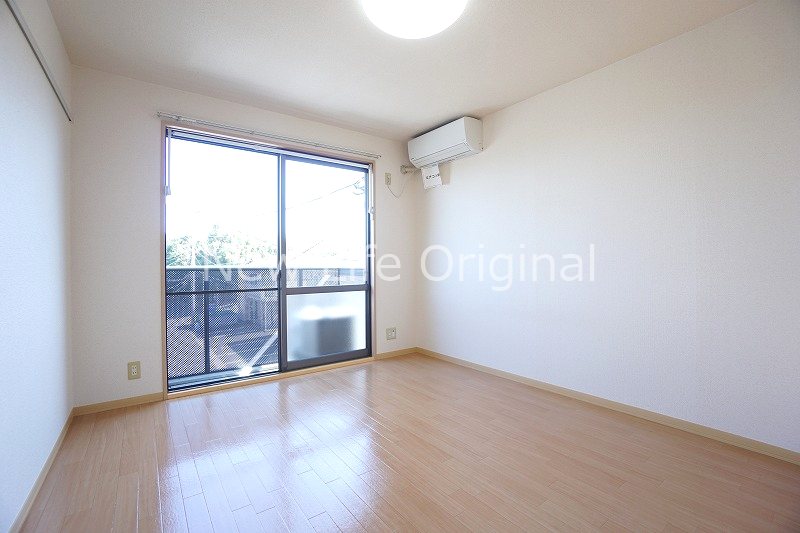 居室・リビング　7.8帖洋室☆窓が大きく明るい室内☆エアコン付き☆