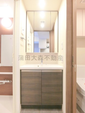 洗面設備　3面鏡の独立洗面台