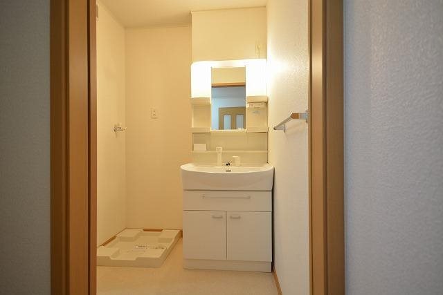 洗面設備　※別号室の写真です。洗濯機置き場もあります