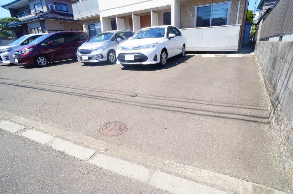 建物外観　駐車場