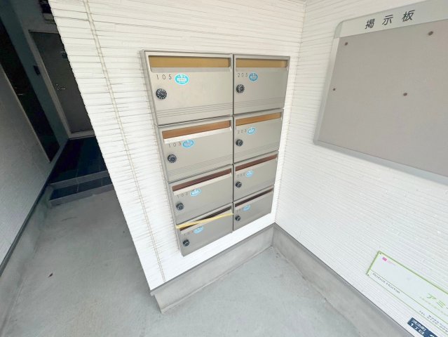 ロビー　ロビーにある各部屋毎のメールボックス。