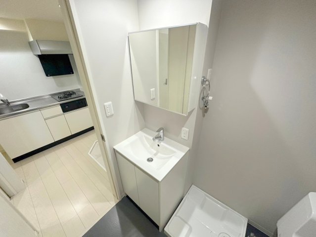 洗面設備　身支度が出来る独立洗面台です。