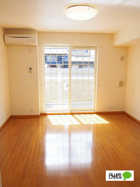 居室・リビング　同物件別部屋