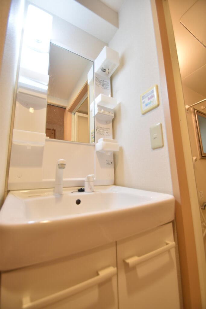 洗面設備　脱衣場にも窓があって明るいですよ。