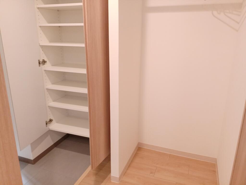 玄関　シューズボックスとオープンクロークに収納できて玄関すっきり♪