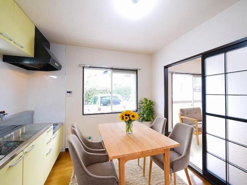 居室・リビング　CGで家具等を配置したもので家具等は含まれません