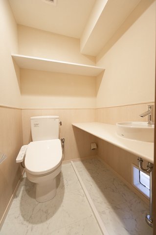 トイレ　※写真は同タイプ住戸です。