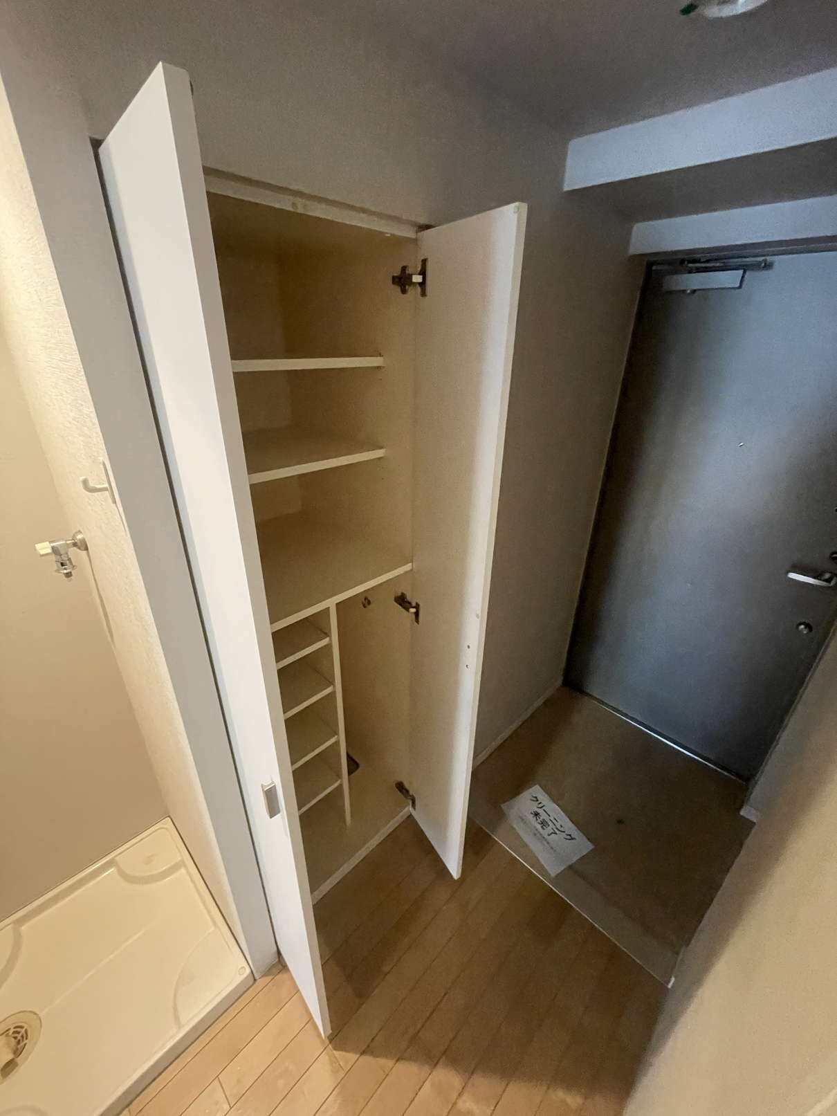 玄関　※同物件別号室の参考写真です。