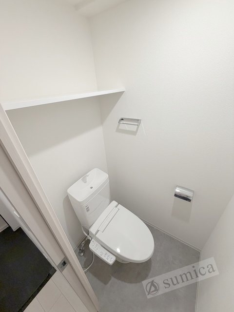 トイレ　人気アイテムの温水洗浄便座。清潔感のあるトイレです。