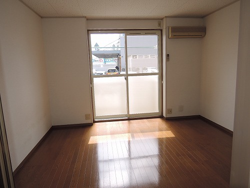 居室・リビング　室内写真は別部屋です