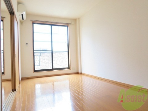 居室・リビング　リビングは南向きで明るい１１．２帖のお部屋です