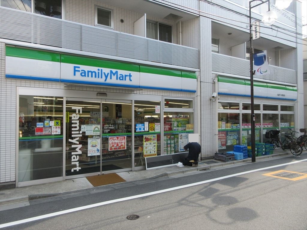 コンビニ　ファミリーマート丸萬千川駅前店（コンビニ）まで384m