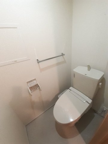 トイレ　嬉しい温水洗浄便座付きです♪