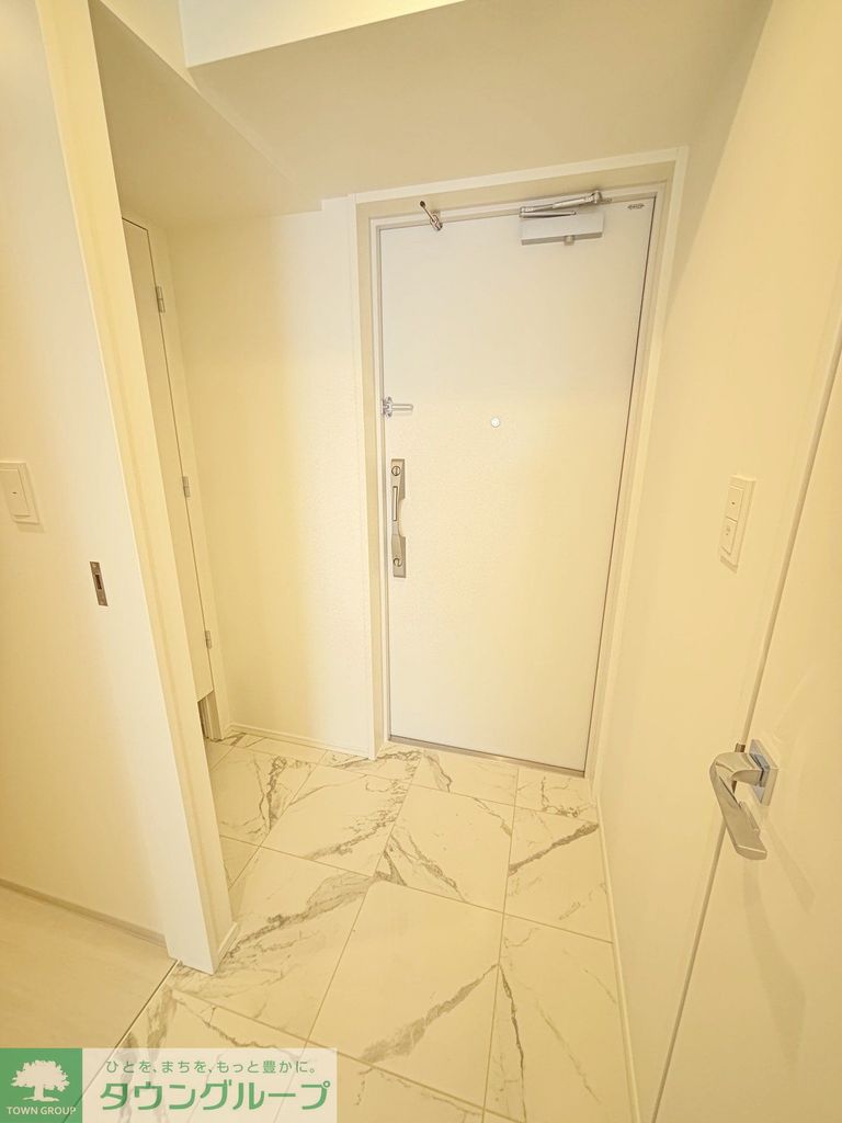 玄関　同物件別部屋写真