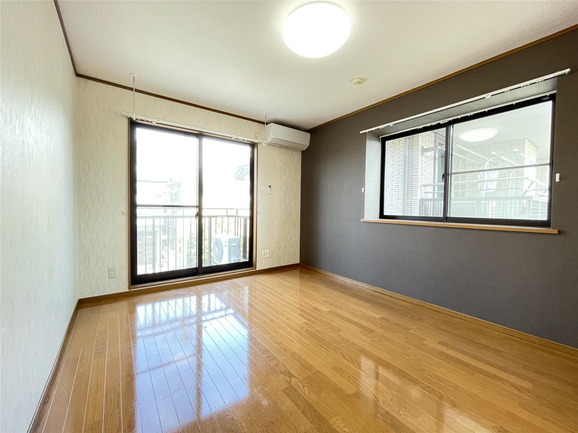 居室・リビング　角部屋特権の2面窓☆エアコン完備！