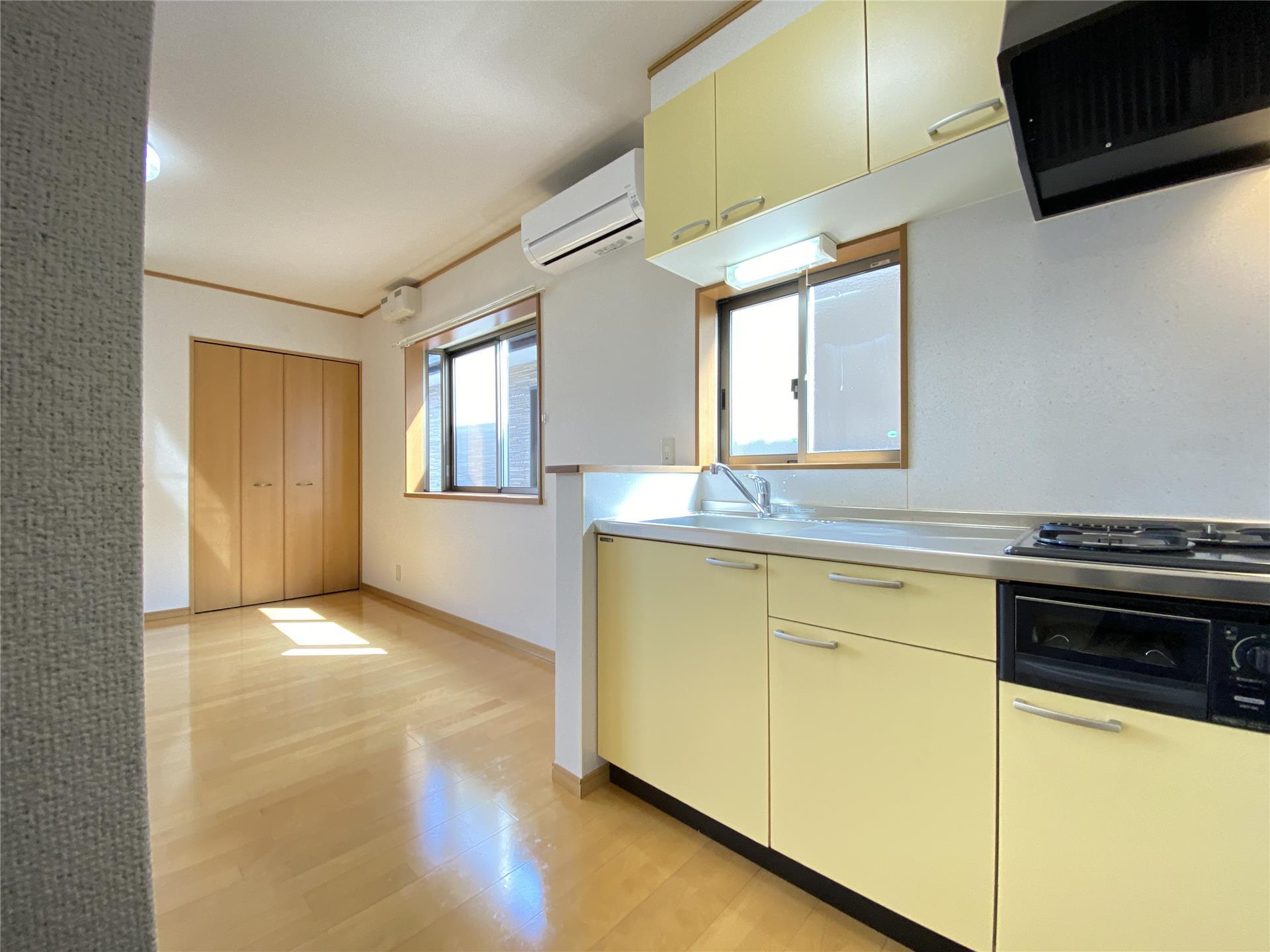 キッチン　広々としたシステムキッチン♪窓もあり換気もできます♪