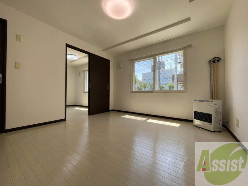 居室・リビング　日当たりが良くて心地よく過ごせそうなお部屋です。