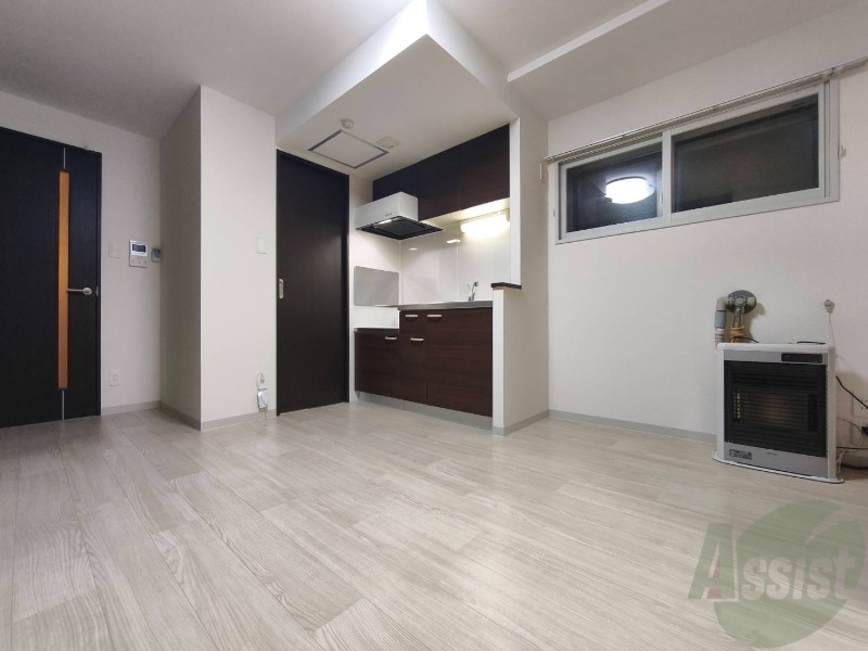 居室・リビング　木目のフローリングは落ち着きのある印象のお部屋になりますね。