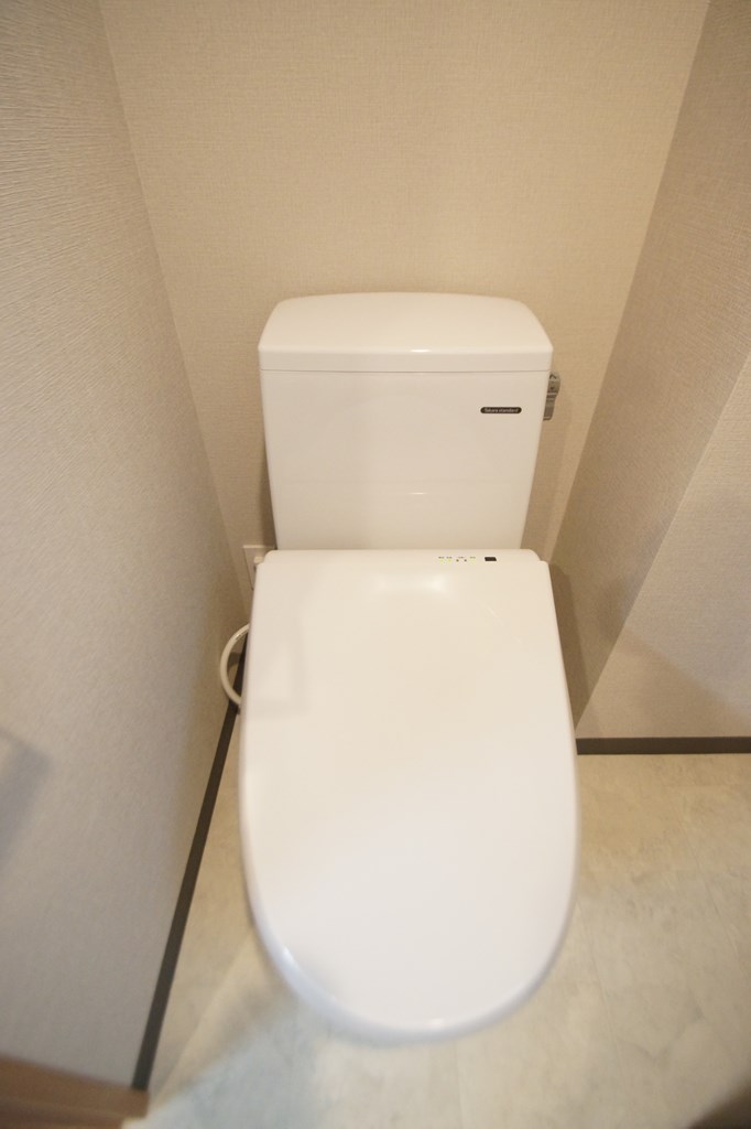 トイレ　温水洗浄便座です。