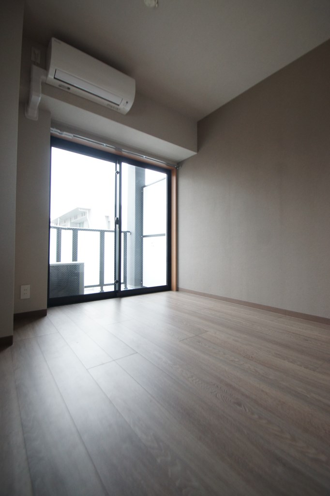 居室・リビング　落ち着いた色合いの床材を使用した居住空間です。