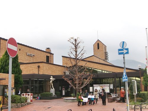 図書館　宝塚市立中央図書館（図書館）まで207m