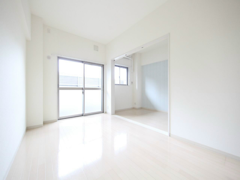 バルコニー　ＬＤＫ10.8帖　洋室6帖とつなげても仕切っても使えます