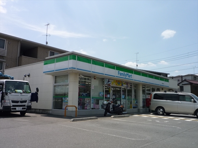 コンビニ　ファミリーマート川越熊野町店（コンビニ）まで300m