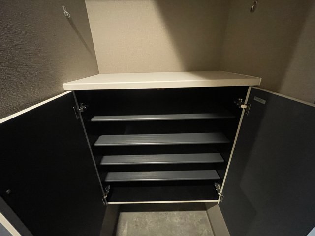 収納　同マンション反転タイプの部屋写真