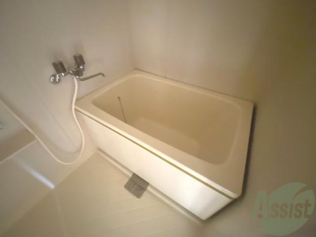 バス・シャワールーム　こちらはお風呂。一日の疲れをここで癒してください。