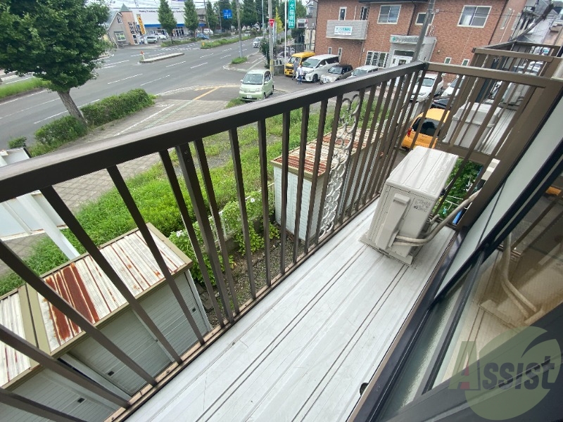 バルコニー　バルコニーは洗濯物を干すスペースがあります。