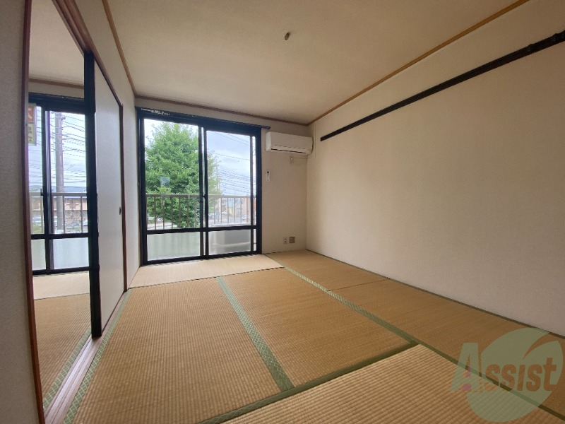 居室・リビング　リビングはこんな感じです。窓が大きくて良く陽が入ってきます。