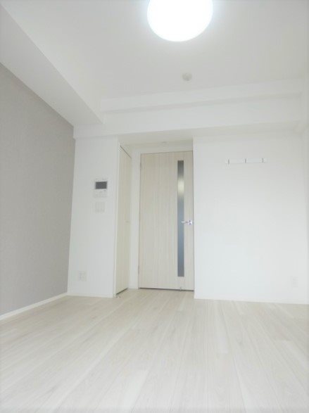 居室・リビング　室内写真は反転タイプ別号室です